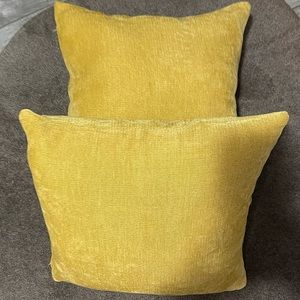 4 throw pillows